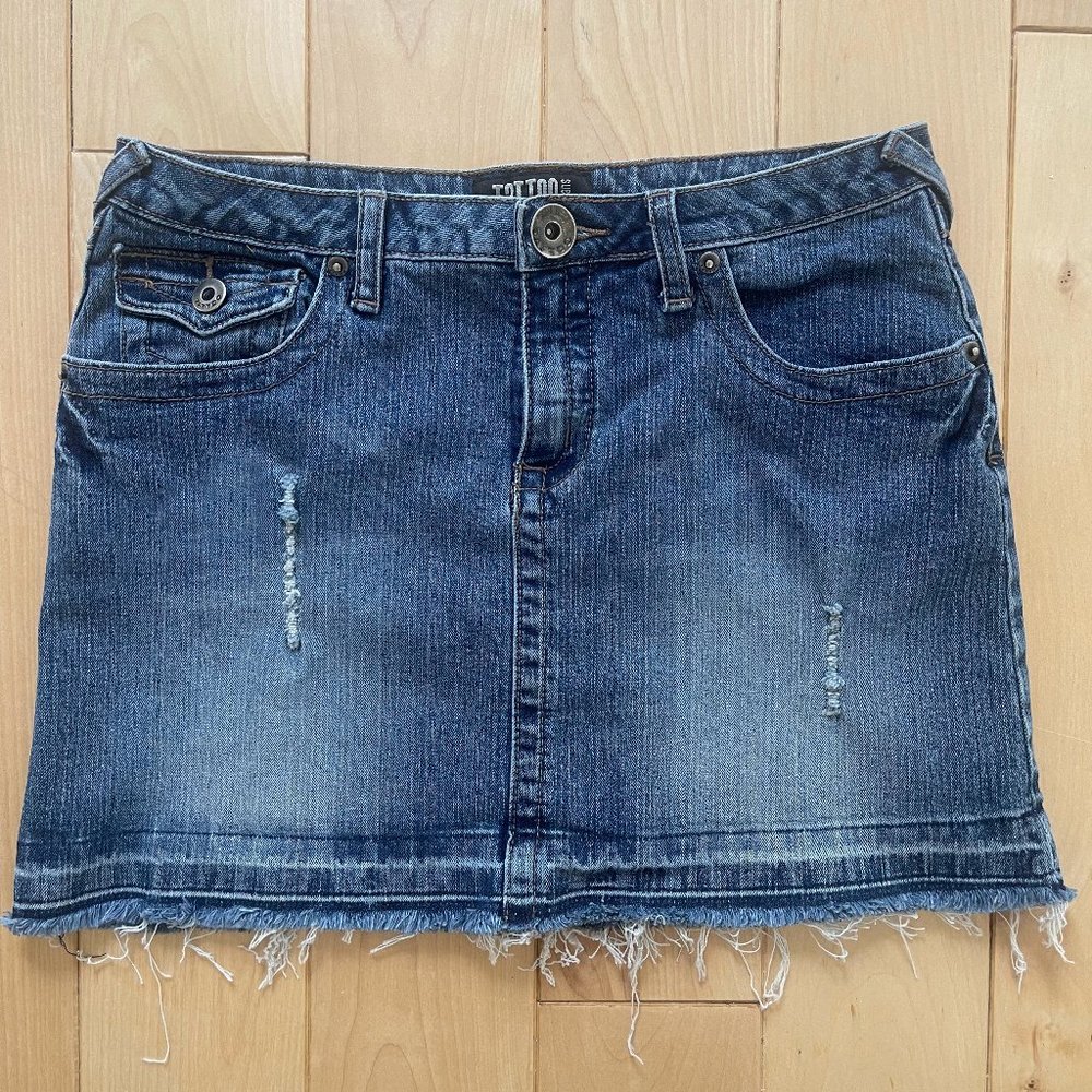 Vintage Y2K stretch denim mini skirt with frayed raw hem size 27 waist, low rise